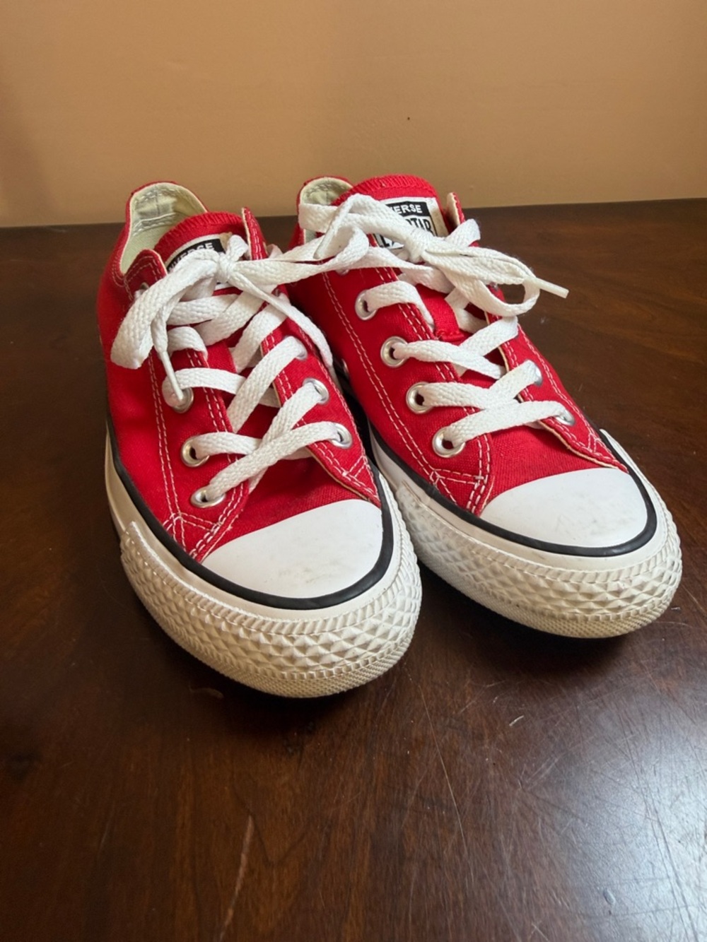 Converse Low Top Sneakers in‎ Red and White